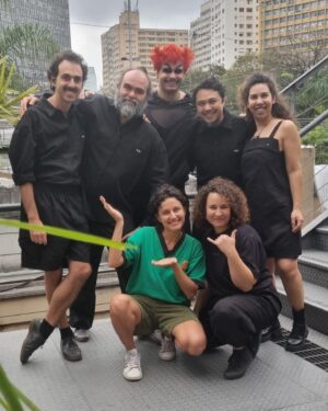 Maria Beraldo Instagram - hoje é o último dia de AUTORRETRATO! peça nova do @felipehirsch pra qual fiz a direção musical.

chamei essa banda dos sonhos pra tocar na peça (na qual eu não toco) e quero agradecer muito a cada ume desses músicos e artistas incríveis por essa jornada e por compartilharem suas musicalidades que amo ❤️

@bezerralello - guitas
@wan_dourado - violino
@jadsaaa - guita e voz
@marinabastossss - flautas
@bielbasile - bateria
@montorfano - teclas
@fabiosssaaa - baixos

um beijo no @thalin__ @urubudalama @enow______ @rodrigomancusi @pedrofasanaro @iambiajesus e todo o elenco e equipe e um abração nessa direção q mora no meu coração @felipehirsch e @juuar ❤️ e no querido diretor artístico @wado_goncalves 

viva!