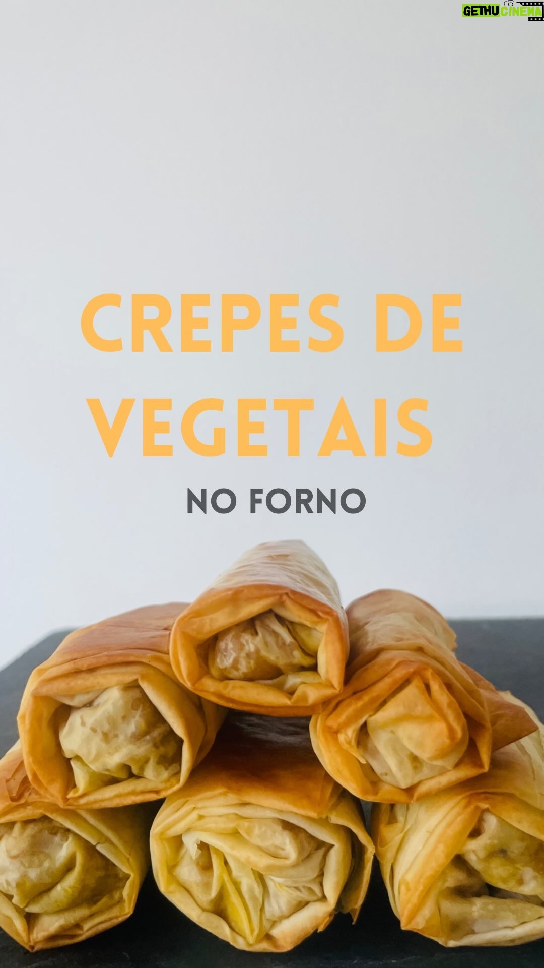 Maria Dias - 183 Likes - 💛 CREPES DE VEGETAIS NO FORNO 💛
Ficam uma delícia! E pode usar outros legumes que tenha disponíveis.
1 pedaço de couve branca ou coração
1 cenoura média
1 pedaço de alho de francês
Azeite/oleo de sesamo
Cerca de 1 c s molho de soja
Massa filo
Corte os legumes aos pedaços e depois triture-os no processador até ficarem picadinhos. Pode cortar com a faca também : )
Numa frigideira aqueça azeite ou oleo de sesamo. Salteie os legumes até estarem tenros (cerca de 5 mn). Junte molho de soja e envolva. Quando o molho de soja estiver completamente incorporado, está pronto.
Coloque num prato para arrefecer.
Estique a massa filo na bancada, dobre a meio. Coloque o recheio no fundo, pincele as bordas todas com água e enrole, como no vídeo.
Depois de todos prontos, pincele com azeite e leve ao forno a 180C durante 20 mn ou até estar dourado.
Coma quentes 💛
E paz no mundo 💛