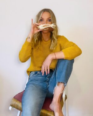 Maria Dias Instagram - Vai um desabafo que nem a minha maçaroca conseguiu silenciar 🫢

Vou seguindo chefs, programas de tv de culinária e contas sobre sustentabilidade mas fico sempre com um amargo no coração da desconexão geral que há dos três. Uns só falam de comida, em variações infinitas das mesmas receitas de carne e peixe, sem qualquer cuidado com nutrição ou sustentabilidade. Os que falam de sustentabilidade raramente falam de comida, parece que sustentabilidade é só transição energética e combustíveis fósseis. Os que falam de nutrição só falam de calorias, produtos magros, gorduras, hidratos e proteínas, sem noção de sustentabilidade nem de comida. 

E foi nessas caixinhas que puseram assuntos que necessariamente se devem tocar, exactamente como a Natureza funciona, em cooperação. Mas parece que já nem hoje os humanos cooperam com os seus próximos. E passam o tempo a encontrar soluções temporárias para problemas que causaram: crise energética, vamos cortar árvores para por painéis solares. (Que causa também) Crise da água? Vamos dar apoio financeiro aos agricultores. População em pré-obesidade, com doenças cardiovasculares e diabetes? Vamos fazer mais rastreios. 

Damn. Se em vez de destruirmos coisas para construir outras que vão dar a um novo problema, se pararmos de dividir tudo em caixinhas como se não estivesse tudo interligado, e pensássemos que tudo aquilo que fazemos, tal como na Natureza, está interligado, poderíamos encontrar rapidamente uma solução.

Na sua casa também. A sua comida pode (e deve) também nutrir. O que nutre pode também ter um impacto positivo no planeta.  E ser medicina, melhor que qualquer comprimido. Se começarmos a pensar como a Natureza está feita para agir, em constante colaboração, respeito e de forma generosa, as caixinhas desaparecem e o mundo fica bem melhor 💛

Esta é a minha maçaroca de estimação. Não, ainda não a consegui comer.