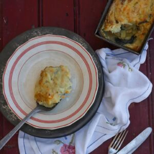 Maria Dias Instagram - ✨NOT BACALHAU COM NATAS✨

Esta receita é um clássico que agrada a toda a família. E o melhor é que se faz num instante. Sei que há muitas mesas de Natal que a fazem desde que saiu O Livro da Cozinha Vegana (recebo todos os anos fotos dela em diferentes mesas, o que é lindo!). Se ainda não experimentou, aqui vai a receita!

Para 4 pessoas

✨Ingredientes 
azeite q. b. 
2 dentes de alho, finamente picados 
2 alhos-franceses, cortados às rodelas (a parte verde também) 
2 cenouras, cortadas em juliana fina ou raladas 
pimenta preta 
4 batatas brancas 
200 ml de natas vegetais 
uma pitada de noz-moscada 
2 c. de sopa de maionese vegana (há a receita aqui em baixo nos reels)

✨Confeção 
 
Numa frigideira larga e antiaderente, deite o azeite e os dentes de alho picados. Deixe-os começarem a borbulhar e junte os alhos-franceses e as cenouras. Deixe refogar durante cerca de 15-20 minutos, até os legumes ficarem tenros. No final, tempere com a pimenta preta. 
Para fazer o puré, coza as batatas, quando estiverem tenras escorra-as e esmague-as. Envolva as batatas trituradas com as natas, os legumes refogados e tempere com noz-moscada. 
Deite este preparado num pírex. Barre com a maionese e leve ao grill durante alguns minutos, ou até dourar. Se está a pensar: «Maionese!?», confie em mim. É o que torna este prato absolutamente espetacular. 
 

✨Receita de O LIVRO DA COZINHA VEGANA ✨
