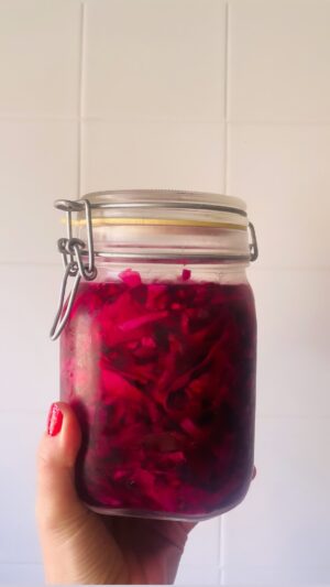 Maria Dias Instagram - 💜CHUCRUTE DE COUVE ROXA💜

Os fermentados sempre foram usados na alimentação. São ótimos para reduzir o desperdício, aproveitar as sobras da estação e dar um boost ao sistema imunitário e amor ao intestino. 
Esta chucrute faz-se rapidinho e nem que amassar a couve!

O rácio de água e sal para a salmoura é sempre 3%, se precisar de aumentar ou diminuir é só seguir este rácio.

Para um frasco de chucrute:

💜2 couves roxas pequenas
💜500 ml de água
💜15 g de sal

Esterilizar um frasco em água a ferver.

Cortar a couve fininha e lavar.

Colocar uma pitada de sal e massajar ligeiramente. Colocar num frasco.

Aquecer os 500 ml de água com 15 g de sal, até o sal se dissolver.

Verter sobre a couve. Tapar e guardar num armário. Ir abrindo o frasco no 7 dias seguintes para respirar. Empurre a couve para baixo para que fique submersa.

Depois do 7 dias coloque no frio.

Vá provando até estar a seu gosto. A minha demorou algumas semanas a estar boa, é aceitar que tudo o que é bom demora tempo.

Ah. E aguenta um ano no frio! Junte a saladas e tudo o mais que lhe apetecer. 💜