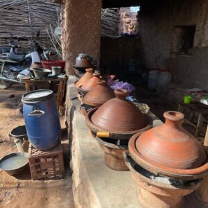 Maria Dias Instagram - Mercados. Nunca falha nas viagens. Nestes há grão de bico e favas cozidos e vendidos a granel (quero isso no meu bairro também!); legumes e frutas da estação, e um intenso aroma a hortelã e ervas aromáticas; arroz, cuscus, sêmola de milho, centeio e outros grãos a granel; leguminosas e ervas secas; tâmaras, um oceano de tâmaras, mas também muitos outros frutos secos e oleaginosas; com jeitinho ainda pode cortar o cabelo num barbeiro improvisado, e se tiver um ratito é só escolher umas das tajines feitas sobre lenha. Os mercados são uma experiência imperdível tirando a parte dos animais, que irei falar no próximo post. Para já queria só encher a mochila de tâmaras para levar.