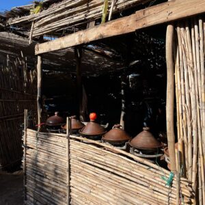 Maria Dias Instagram - Mercados. Nunca falha nas viagens. Nestes há grão de bico e favas cozidos e vendidos a granel (quero isso no meu bairro também!); legumes e frutas da estação, e um intenso aroma a hortelã e ervas aromáticas; arroz, cuscus, sêmola de milho, centeio e outros grãos a granel; leguminosas e ervas secas; tâmaras, um oceano de tâmaras, mas também muitos outros frutos secos e oleaginosas; com jeitinho ainda pode cortar o cabelo num barbeiro improvisado, e se tiver um ratito é só escolher umas das tajines feitas sobre lenha. Os mercados são uma experiência imperdível tirando a parte dos animais, que irei falar no próximo post. Para já queria só encher a mochila de tâmaras para levar.