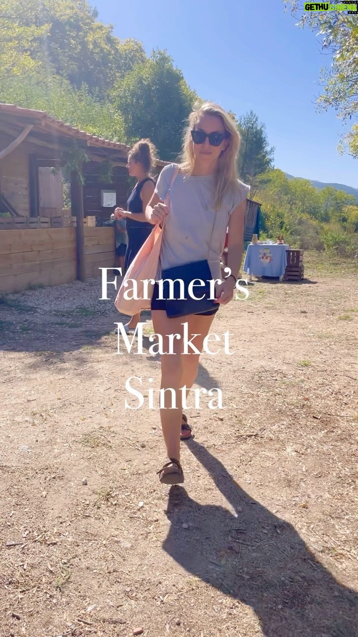 Maria Dias - 113 Likes - Saia dos super e hipermercados e conheça os produtores perto de si. Este foi em Sintra, na @quinta_da_ribeira onde encontrei a querida Sara da @ecoexperience_pt que tem uma Nãotella absolutamente viciante (que sabe a Ferrero Rocher 🤭). E espanta-espíritos em capulana @capulanawithlove . Do mercado vê a quinta, vê como foi plantado o que está a comprar e vai comer. Procure produtores perto de si, apoie negócios locais, quem cuida bem desta terra e nos nutre bem também ✨