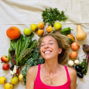 Maria Dias Instagram - ♥️Feliz Outubro! Aquele mês em que temos de começar a assumir que o Verão, não tarda, vai embora. 

🥣Como a Natureza é muito sábia, dá-nos alimentos que nos enraizam, nutrem e sabem bem quentes, precisamos de tecido adiposo extra para aguentar o frio que lá vem sem termos que entrar em hibernação. É também agora que começa uma época de maior recolhimento e de menos energia. Aceitar isso é importante, não precisamos de insistir que temos de ter os mesmos níveis de energia e produtividade o tempo todo. Outono é também uma época de equilíbrio em que o dia e a noite têm a mesma duração.
 
🌀Outono é ainda época de celebrar abundância que veio nos últimos meses e deixar ir o que já não serve. De morte e renascimento, como as árvores de folhas caducas.

🥬É época de abóboras de todas as formas e sabores, nozes, dióspiros, uvas, maçãs, pêras (ah ah, não, não existem no ano inteiro!) romãs, batatas, acelgas, kale, couves, beterrabas, espinafres, funcho, castanhas, nabos, nabiças, grelos, brócolos, agrião, coisas que ficam boas quentes e que, só de as enumerar, se pensa logo em estufados, assados e sopas. 

🌰É época de magustos, da água pé e da jeropiga, uma bebida tradicional portuguesa que se prepara adicionando aguardente ao mosto de uva, para parar a fermentação. É época das vindimas. E ainda de aproveitar as sobras do Verão como pimentos, tomates e beringelas. 
Se seguirmos o ciclo da Natureza, que está completamente alinhado connosco, encontramos mais facilmente o nosso equilibrio. 

🔥Ancestralmente, no Outono celebrava-se o novo ano. O Equinócio de Outono chamava-se Mabon, com o primeiro festival da colheita, chamado Lughnasadh, em que se agradecia aos deuses e é Grande Deusa - sim, nem sempre Deus foi uma figura masculina, pelo contrário! A Deusa, a Senhora da Colheita, a Mãe Terra, era quem se celebrava no antigamente. 

🥔Estes legumes bonitos foram do Farmer’s Market da @quinta_da_ribeira do passado sábado (não, este post não é patrocinado). Aproveite para celebrar a estação saindo do supermercado e indo comprar a sua comida aos produtores que as plantam, perto de si, de forma justa e equilibrada.