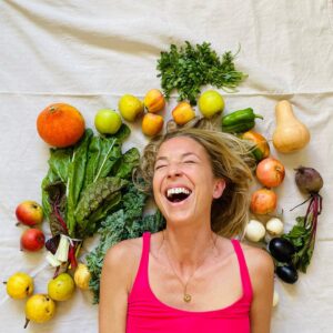 Maria Dias Instagram - ♥️Feliz Outubro! Aquele mês em que temos de começar a assumir que o Verão, não tarda, vai embora. 

🥣Como a Natureza é muito sábia, dá-nos alimentos que nos enraizam, nutrem e sabem bem quentes, precisamos de tecido adiposo extra para aguentar o frio que lá vem sem termos que entrar em hibernação. É também agora que começa uma época de maior recolhimento e de menos energia. Aceitar isso é importante, não precisamos de insistir que temos de ter os mesmos níveis de energia e produtividade o tempo todo. Outono é também uma época de equilíbrio em que o dia e a noite têm a mesma duração.
 
🌀Outono é ainda época de celebrar abundância que veio nos últimos meses e deixar ir o que já não serve. De morte e renascimento, como as árvores de folhas caducas.

🥬É época de abóboras de todas as formas e sabores, nozes, dióspiros, uvas, maçãs, pêras (ah ah, não, não existem no ano inteiro!) romãs, batatas, acelgas, kale, couves, beterrabas, espinafres, funcho, castanhas, nabos, nabiças, grelos, brócolos, agrião, coisas que ficam boas quentes e que, só de as enumerar, se pensa logo em estufados, assados e sopas. 

🌰É época de magustos, da água pé e da jeropiga, uma bebida tradicional portuguesa que se prepara adicionando aguardente ao mosto de uva, para parar a fermentação. É época das vindimas. E ainda de aproveitar as sobras do Verão como pimentos, tomates e beringelas. 
Se seguirmos o ciclo da Natureza, que está completamente alinhado connosco, encontramos mais facilmente o nosso equilibrio. 

🔥Ancestralmente, no Outono celebrava-se o novo ano. O Equinócio de Outono chamava-se Mabon, com o primeiro festival da colheita, chamado Lughnasadh, em que se agradecia aos deuses e é Grande Deusa - sim, nem sempre Deus foi uma figura masculina, pelo contrário! A Deusa, a Senhora da Colheita, a Mãe Terra, era quem se celebrava no antigamente. 

🥔Estes legumes bonitos foram do Farmer’s Market da @quinta_da_ribeira do passado sábado (não, este post não é patrocinado). Aproveite para celebrar a estação saindo do supermercado e indo comprar a sua comida aos produtores que as plantam, perto de si, de forma justa e equilibrada.