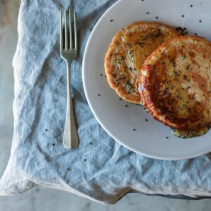Maria Dias Instagram - 🥞PANQUECAS DE AVEIA E BANANA 🥞
👉Sem açúcar, só 3 ingredientes 

Do livro Ecoguia para Mudar o Mundo

Estas são as panquecas que eu mais faço em casa. Só usam 3 ingredientes, são suoer simples e rápidas, não têm açúcar e são naturalmente integrais. São ótimas para usar as bananas que já estão demasiado maduras. E dão energia durante imenso tempo!

👉1 banana madura  
👉1 chávena de bebida  de aveia  
👉1 1⁄2 chávena de farinha de aveia integral  
👉azeite q. b.  
Esmague a banana numa taça, adicione a bebida e mexa bem, incorporando-a na banana. 
Junte a farinha a esta mistura, mexendo até obter um preparado bem espesso e liso. 
Aqueça uma frigideira pequena, do tamanho da panqueca (são as conhecidas frigideiras para fazer ovos estrelados, mas que agora mudaram de ramo e servem para confecionar panquecas grandalhonas) e verta um fio de azeite. Quando estiver quente, verta da massa de panqueca, espalhe-a pela frigideira e deixe cozer. Quando se soltar facilmente, estará pronta a virar. Vire-a e deixe dourar do outro lado. 

Sirva simples, assim, porque as melhores coisas da vida são as mais simples! Ou então sirva com fruta, ou uma geleia ou compota de que goste e umas sementinhas para dar um toque crocante.