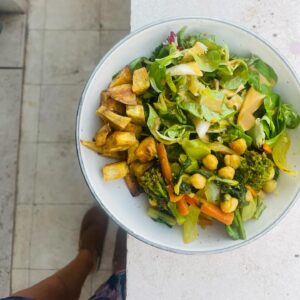 Maria Dias Instagram - Quando digo “encher o prato de legumes” isto é o que eu digo e o que eu faço ☺️ se pensarmos que a maneira como comemos hoje deve-se apenas a uma jogada de marketing interesseira dos últimos 50 anos, conseguimos pensar também fora da caixa e ligados ao nosso corpo e ao que mos rodeia. Não faz sentido dividir o prato em dois: carne/peixe e acompanhamentos; essa escolha é responsável pela actual destruição do planeta e da saúde dos humanos, então é bom repensá-la. Este meu almoço demorou menos de meia hora a fazer. Assei batata doce com um pouco de paprica fumada e tomilho. Salteei bimis, cenoura e acelgas, com um pouco de gengibre e depois juntei grão cozido. Vapt vupt, ficou pronto num instante, é só ir sacudindo a frigideira. E depois um montão de folhas verdes com molho de balsâmico que uma amiga me trouxe de Itália e que é tão bom que apetece comer à colher. Tão bom. Tão fácil. Tantas texturas. Tão colorido. E agora, encha o prato de legumes! 💚