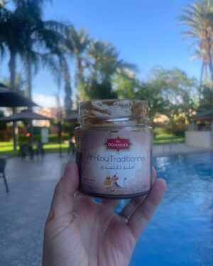 Maria Dias Instagram - O pequeno-almoço em Marrocos é divinal, qualquer que seja o deus ou allah que adore. É sempre vegetariano, vegan só mesmo o pão do post anterior, e as deliciosas compotas de figo, alperce e amlou sem mel.
Estas panquecas folhadas das fotos chamam-se msemen, são feitas frescas na chapa todas as manhãs e, tal como parecem, são uma maravilha. Podem-se comer doces ou salgadas e fazem-se com uma série de dobras e viragens para ficarem que nem uma massa folhada leve. São irresistíveis com Amlou. Ou Amlou não fosse das coisas mais irresistíveis para comer em Marrocos, não deixem de provar. É manteiga de amêndoa com óleo de argão, algumas levam mel também.
Bahgri são as panquecas alveoladas, das mais leves que já provei. Parece que estamos a comer uma renda sedosa. Fica deliciosa com fruta fresca (romã na estação) ou/e compota.
Café (tipo café turco, bem forte e bem bom), chá de menta fresquinho e sumo de laranja ou de romã também estão sempre no menu.
Comem-se muitos ovos, em omeletes finas a que juntam cebolinho e aromáticas ou cubinhos de pimento.
Azeitonas pretas curadas, bem diferentes das nossas, mais salgadas e aromáticas servem de contraponto entre os doces. 
Um pequeno-almoço num jardim, numa das ruas confusas ou num Riad valem mesmo a pena. São lentos, frescos e bem bons.