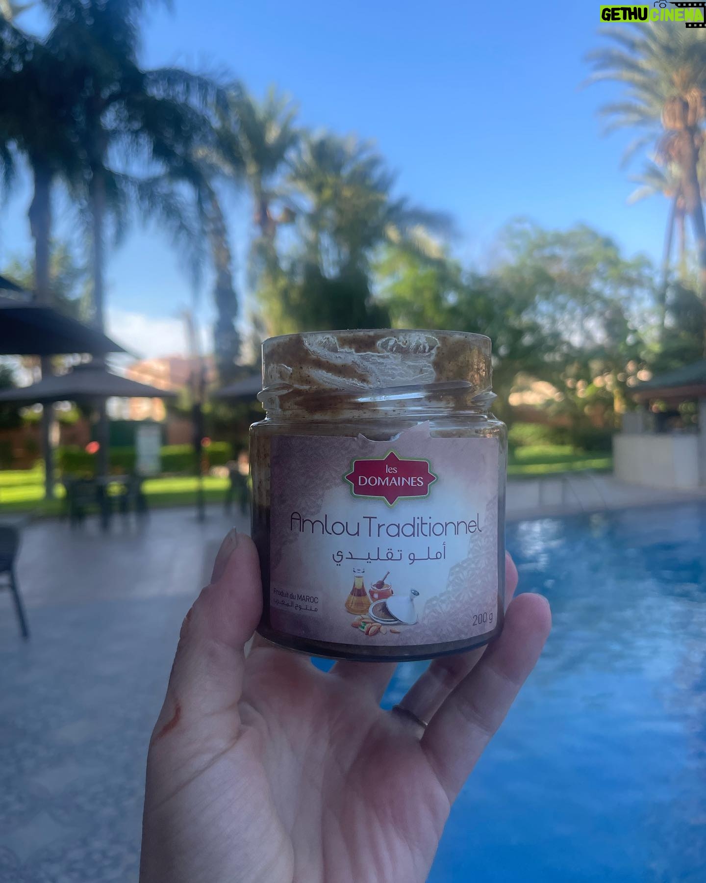 Maria Dias - 96 Likes - O pequeno-almoço em Marrocos é divinal, qualquer que seja o deus ou allah que adore. É sempre vegetariano, vegan só mesmo o pão do post anterior, e as deliciosas compotas de figo, alperce e amlou sem mel.
Estas panquecas folhadas das fotos chamam-se msemen, são feitas frescas na chapa todas as manhãs e, tal como parecem, são uma maravilha. Podem-se comer doces ou salgadas e fazem-se com uma série de dobras e viragens para ficarem que nem uma massa folhada leve. São irresistíveis com Amlou. Ou Amlou não fosse das coisas mais irresistíveis para comer em Marrocos, não deixem de provar. É manteiga de amêndoa com óleo de argão, algumas levam mel também.
Bahgri são as panquecas alveoladas, das mais leves que já provei. Parece que estamos a comer uma renda sedosa. Fica deliciosa com fruta fresca (romã na estação) ou/e compota.
Café (tipo café turco, bem forte e bem bom), chá de menta fresquinho e sumo de laranja ou de romã também estão sempre no menu.
Comem-se muitos ovos, em omeletes finas a que juntam cebolinho e aromáticas ou cubinhos de pimento.
Azeitonas pretas curadas, bem diferentes das nossas, mais salgadas e aromáticas servem de contraponto entre os doces.
Um pequeno-almoço num jardim, numa das ruas confusas ou num Riad valem mesmo a pena. São lentos, frescos e bem bons.