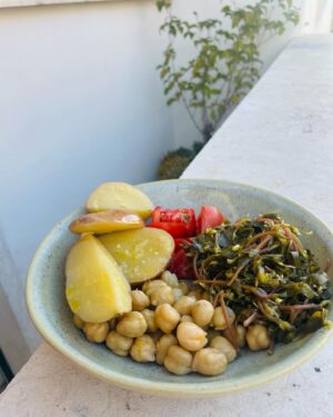 Maria Dias Instagram - Tenho esta teoria, digam-me se concordam: acho que se comem menos legumes porque os que se compram no supermercado não têm sabor. A ausência de sabor tem a ver com o modo de produção e com a falta de sazonalidade. É pena porque esquecemo-nos de como eles são bons. Hoje uma amiga trouxe-me tomates, beldroegas e batatas (e mais umas coisinhas boas) acabadinhas de apanhar e são tão saborosas que só precisam de um fio de (bom) azeite para brilhar ✨ As beldroegas são uma erva daninha que se costumava dar aos porcos por ser muito nutritiva. Guess what, para nós também. Na India é consumida há milhares de anos e tem origem no Médio Oriente. Em Portugal faz parte da culinária Alentejana e Algarvia, mas existe em todo o país, inclusive em Lisboa ela cresce entre a calçada. Por curiosidade saibam também que é uma das maiores fontes vegetais de Omega 3, e está cheínha de vitaminas e minerais. Coisa boa também é que raramente (ou nunca) se planta massivamente, por isso quando encontrar vai ter a certeza que vai ter imenso sabor. Obrigada @aiculsenun , you made my day 🩷
