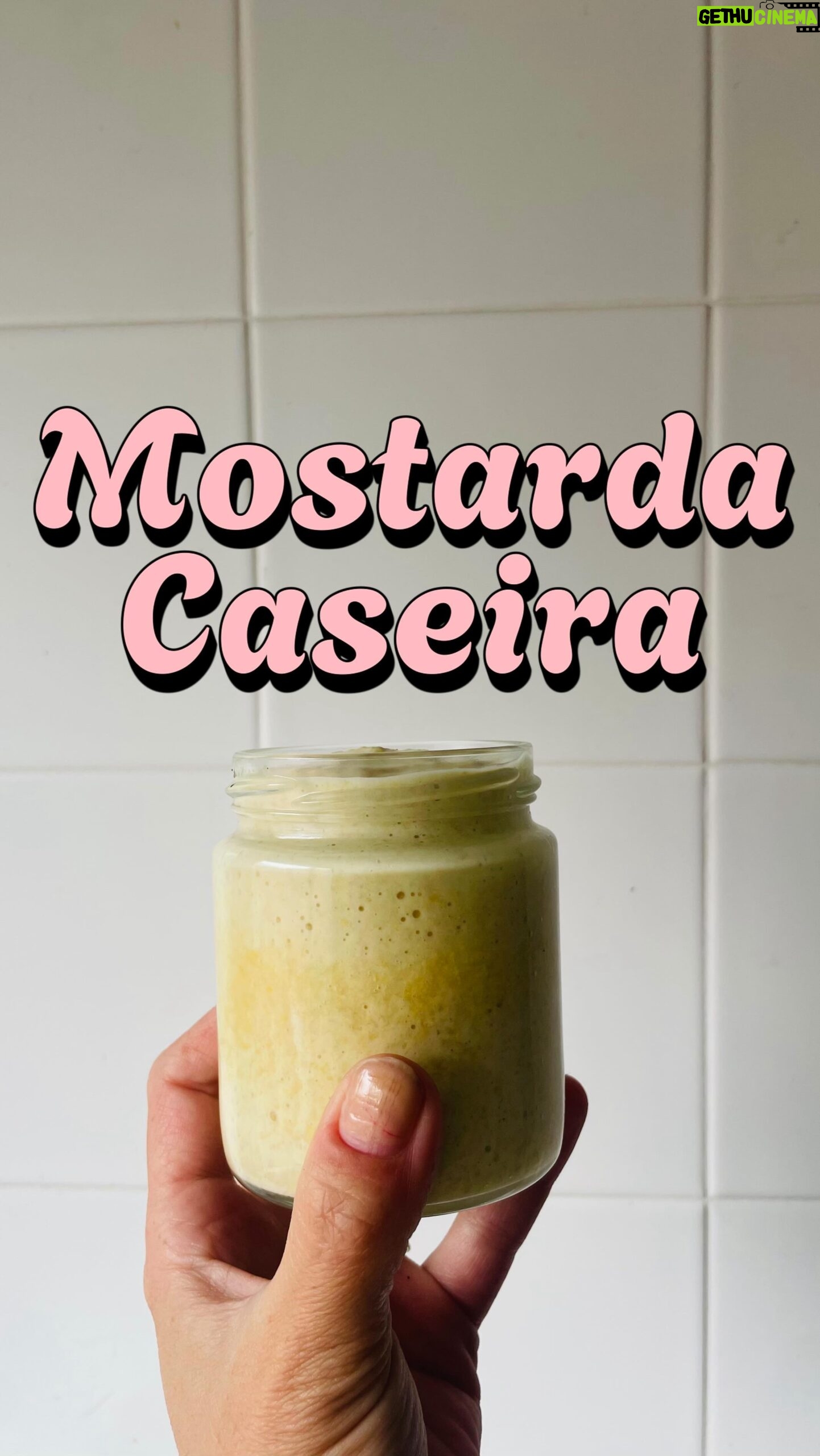 Maria Dias - 201 Likes - ✨MOSTARDA CASEIRA✨
5 Ingredientes e express
Porque comprar feito quando pode fazer facilmente em casa? Fica muito mais económico, saudável e sem desperdício ✨
Precisa de:
✨1/4 de chávena de sementes de mostarda (usei amarelas)
✨1/2 chávena de vinagre de cidra do bom
✨3 c sopa de azeite
✨1 c chá bem cheia de agave (ou mais se precisar)
✨Uma pitada de sal
Demolhe as sementes em água durante pelo menos 2 horas.
Descarte a água.
Coloque as sementes num copo alto e junte todoa os ingredientes.
Triture até ficar cremosa. Está feita! ✨
Guarde no frio e coma um dia depois para os sabores assentarem (também pode comer logo mas fica melhor umas horinhas depois).
✨Nota: esta mostarda é semelhante à francesa, de Dijon, fica deliciosa em vinagretes!
Sabia que as sementes de mostarda são suoer antioxidantes, ajudam na digestão, são anti-inflamatórias e são mesmo usadas como medicina?