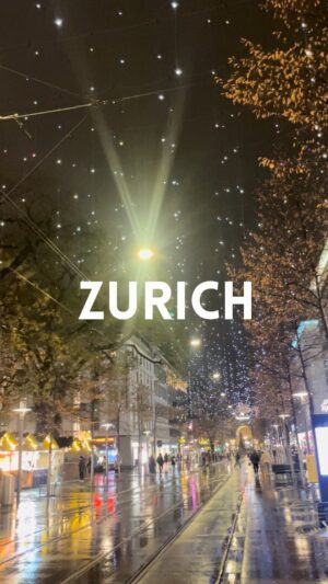 Maria Dias Instagram - Zurich é uma bolinha de neve, mágica e bonita, sobretudo com neve ✨ 
Nesta altura movemo-nos a vinho quente, Glüwein, tinto ou branco, que existe em todos os mercados de Natal (e são imensos). Tem o restaurante vegetariano mais antigo do mundo, com 125 anos, o Hiltl Tibbits, vários metros de vários tipos de comida que agradam a toda a gente! Come-se muuuuito bem 🫠 
Nos mercados há comida do mundo todo, começando na local com raclette e fondue de queijo, batatas e legumes espirilizados e fritos, crepes, mini panquecas, nougat, mas também comida indiana ou asiática. 
A cidade vale grandes caminhadas, do lago até à parte antiga, mas também vale de eléctrico (e é super fácil comprar bilhetes me todas as paragens).
Curiosidade interessante, todas as casas fazem separação de lixo orgânico para composto, e era bem bom que fosse assim em Portugal também.
Comida plant based é fácil de encontrar, e também chocolate quente com leite de aveia, em que se derretem na hora pepitas de chocolate negro… o melhor chocolate quente de sempre.
♥️ Zurich