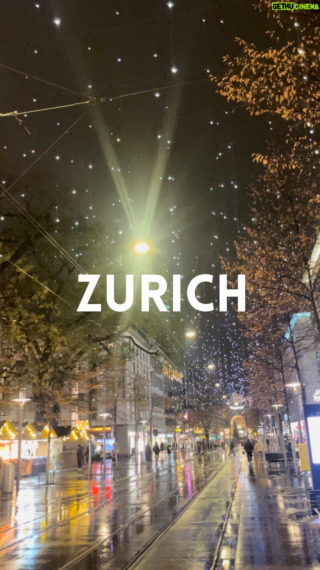 Maria Dias - 93 Likes - Zurich é uma bolinha de neve, mágica e bonita, sobretudo com neve ✨
Nesta altura movemo-nos a vinho quente, Glüwein, tinto ou branco, que existe em todos os mercados de Natal (e são imensos). Tem o restaurante vegetariano mais antigo do mundo, com 125 anos, o Hiltl Tibbits, vários metros de vários tipos de comida que agradam a toda a gente! Come-se muuuuito bem 🫠
Nos mercados há comida do mundo todo, começando na local com raclette e fondue de queijo, batatas e legumes espirilizados e fritos, crepes, mini panquecas, nougat, mas também comida indiana ou asiática.
A cidade vale grandes caminhadas, do lago até à parte antiga, mas também vale de eléctrico (e é super fácil comprar bilhetes me todas as paragens).
Curiosidade interessante, todas as casas fazem separação de lixo orgânico para composto, e era bem bom que fosse assim em Portugal também.
Comida plant based é fácil de encontrar, e também chocolate quente com leite de aveia, em que se derretem na hora pepitas de chocolate negro… o melhor chocolate quente de sempre.
♥️ Zurich