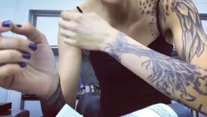 Maria-Elena Laas Instagram - 2 hour Cruz transformation by the amazing @lizardeye22   @tyminskischoenbachmakeup 👏🏼💙 big hearts and mega talents. I love being in their chair. Hi @aaronrose.leone!
.
@vida_starz #vidastarz