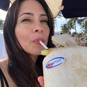 Maria-Elena Laas Instagram - 🥥 #vote