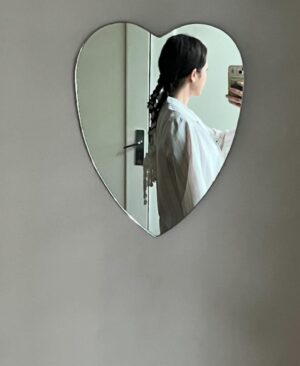 María Evoli Instagram - 28 de mayo 24 
Ya es junio, ¿qué no?
No estoy en la playa 
No hay ventilador
Los granos de arena caen 
¿Te acuerdas como ayer no me podía levantar del piso?
Estoy derretida, ayúuuuuuudameeeeeee
Nos vemos el viernes, eh
La risas con las amigas como ecos
Lo único que me anima tantito en estas tardes de calor