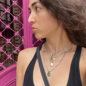 María Evoli Instagram - Hoy es lunes 15 de enero del 2024 y estoy en el sur.
Hay flores. 
Hay muchos árboles. 
Hace calor.
Ella me dijo que su aroma favorito es el de la flor del tilo.
No he vuelto a ver ese árbol de las flores de pelitos que huelen divino. 
La falda rosa se rompió; aún la puedo coser. Se sustituyó por un vestido negro.
La remera de rayas la guardaré, puede volverse un trapo, o tal vez la siga usando.
No quiero dejar de caminar jamás. 
¿Para qué camino?, apunté en el cuaderno.
Tal vez quiero estar siempre en un lugar que no es el mío. ¿Cuál es mi lugar? 
Para encontrar.
Para que el cuerpo duela.
Para inventar.