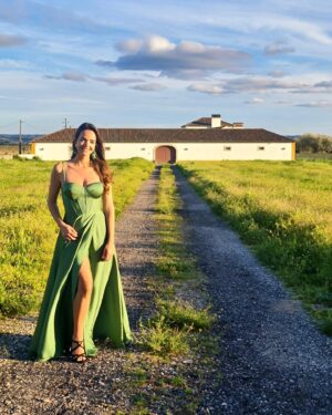 Maria Faleiro Instagram - Sobre campo, verde e um casamento concretizado. 
Que dia feliz! 🍀 

Amor amor e amor aos meus queridos @carlosmmcunha e @marisalopescarvalho 🤍

#casamentocampo #março2023 #primavera #verde #amor #diafeliz