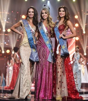 Maria Fernanda Rivero Instagram - Hoy culmina una de las etapas más lindas que pude vivir, me despido con el corazón lleno de gratitud y orgullo. Ha sido un honor para mi representar la belleza y diversidad de nuestro país, cada momento vivido fue invaluable! 
El ser su Miss Bolivia Mundo ha sido una experiencia transformadora llena de aprendizaje y crecimiento personal. 
Agradezco a mi familia, amigos, mi organización y a todos ustedes quienes han sido parte de esta linda experiencia en especial a mis bolivianos por su inquebrantable apoyo y amor. 
Siempre llevaré conmigo estos recuerdos y el compromiso de seguir contribuyendo al mundo con amor y esperanza!
A mi sucesora, le deseo todo el éxito y felicidad en esta maravillosa aventura. Sé que llevará nuestra corona con gracia y dedicación, continuando con el legado de representar lo mejor de Bolivia ante el mundo. 🤍