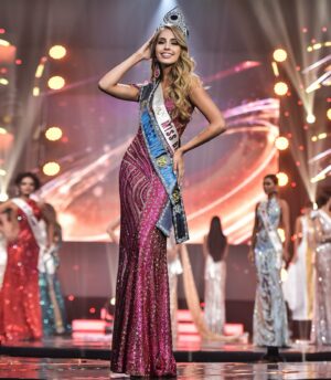 Maria Fernanda Rivero Instagram - Hoy culmina una de las etapas más lindas que pude vivir, me despido con el corazón lleno de gratitud y orgullo. Ha sido un honor para mi representar la belleza y diversidad de nuestro país, cada momento vivido fue invaluable! 
El ser su Miss Bolivia Mundo ha sido una experiencia transformadora llena de aprendizaje y crecimiento personal. 
Agradezco a mi familia, amigos, mi organización y a todos ustedes quienes han sido parte de esta linda experiencia en especial a mis bolivianos por su inquebrantable apoyo y amor. 
Siempre llevaré conmigo estos recuerdos y el compromiso de seguir contribuyendo al mundo con amor y esperanza!
A mi sucesora, le deseo todo el éxito y felicidad en esta maravillosa aventura. Sé que llevará nuestra corona con gracia y dedicación, continuando con el legado de representar lo mejor de Bolivia ante el mundo. 🤍