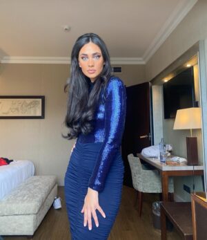 María Lamela Instagram - Una no tiene tiempo para arreglarse presentar un evento y recoger la habitación pero al menos se da cuenta de que sale una maleta en la foto y la aparta 💅💅💅💅💅💅 sigo en shock con el vestido diva espacial 🛸🛸🛸 @koahari.spain