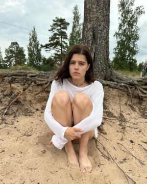 Maria Matsel Instagram - 2 года назад я исполнила свою мечту - купила машину. но своя машина это и счастье, и головная боль) она как питомец или ребенок: за ним нужно все время ухаживать, возить на сервис, делать кучу документов, чинить, мыть, кормить, переживать, что с ней что-то случится. а иногда так хочется просто поехать в центр и оставить тачку возле любимого кафе, или поехать с друзьями на Ладогу, а машина в Москве, или просто попробовать что-то новое. и для меня в такие моменты каршеринг - это лучшее, что можно придумать. я уже не говорю про тех, у кого нет своей машины. @yndx.drive даже запустил Клуб Драйва, благодаря которому можно сэкономить на поездках (20%!), поставить бесплатное ночное ожидание и даже выбрать фильтр «почти новая», чтобы представить, что вот она, твоя, новенькая, порадоваться, но не ехать потом ставить ее на учет)) короче, будьте внимательны на дорогах и оставляйте после себя чистый салон, остальное Яндекс Драйв сделает сам💛