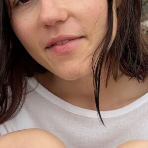 Maria Matsel Instagram - 2 года назад я исполнила свою мечту - купила машину. но своя машина это и счастье, и головная боль) она как питомец или ребенок: за ним нужно все время ухаживать, возить на сервис, делать кучу документов, чинить, мыть, кормить, переживать, что с ней что-то случится. а иногда так хочется просто поехать в центр и оставить тачку возле любимого кафе, или поехать с друзьями на Ладогу, а машина в Москве, или просто попробовать что-то новое. и для меня в такие моменты каршеринг - это лучшее, что можно придумать. я уже не говорю про тех, у кого нет своей машины. @yndx.drive даже запустил Клуб Драйва, благодаря которому можно сэкономить на поездках (20%!), поставить бесплатное ночное ожидание и даже выбрать фильтр «почти новая», чтобы представить, что вот она, твоя, новенькая, порадоваться, но не ехать потом ставить ее на учет)) короче, будьте внимательны на дорогах и оставляйте после себя чистый салон, остальное Яндекс Драйв сделает сам💛