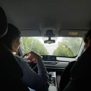 Maria Matsel Instagram - 2 года назад я исполнила свою мечту - купила машину. но своя машина это и счастье, и головная боль) она как питомец или ребенок: за ним нужно все время ухаживать, возить на сервис, делать кучу документов, чинить, мыть, кормить, переживать, что с ней что-то случится. а иногда так хочется просто поехать в центр и оставить тачку возле любимого кафе, или поехать с друзьями на Ладогу, а машина в Москве, или просто попробовать что-то новое. и для меня в такие моменты каршеринг - это лучшее, что можно придумать. я уже не говорю про тех, у кого нет своей машины. @yndx.drive даже запустил Клуб Драйва, благодаря которому можно сэкономить на поездках (20%!), поставить бесплатное ночное ожидание и даже выбрать фильтр «почти новая», чтобы представить, что вот она, твоя, новенькая, порадоваться, но не ехать потом ставить ее на учет)) короче, будьте внимательны на дорогах и оставляйте после себя чистый салон, остальное Яндекс Драйв сделает сам💛