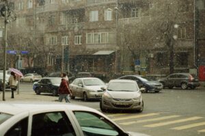 Maria Matsel Instagram - уже третий день падает такой красивый, медленный снег. и я вспомнила прошлую зиму и Ереван, потому что там был такой же ленивый и сказочный снег, который зависал в воздухе, не долетая до земли. каждый год удивляюсь этому, и надеюсь, никогда не перестану. красота!