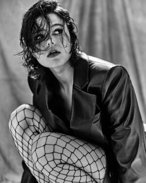 Maria Matsel Instagram - какого цвета ваша злость? где она находится в теле? она холодная или горячая? какой у нее звук, запах, агрегатное состояние? она была всегда или появилась недавно? откуда она взялась? это вообще она, он или оно? она вам нравится, или вы ее не переносите? с кем она связана? почему само слово имеет негативный оттенок? вы осуждаете себя за то, что чувствуете злость? вините себя? ненавидите? боитесь того, что кто-то ее увидит? стыдитесь? можете ли вы с кем-то поделиться этими ощущениями? можете ли вы открыто проявить их? умеете ли вы это делать? а как научиться? а как никого не обидеть? а как принимать ее проявления в других? а можно ли с ней подружиться? а не станет ли она сильнее всех остальных чувств? а что если она уже сильнее? а что если она - это и есть вы? 
моя злость - это черное облако, и сегодня оно накроет всех.

прогноз на ближайшие 2 месяца - «Черное облако». первая серия уже отравляет @okkomovies . если это вызовет у вас злость, гнев, страх, отвращение - значит, мы все правильно сделали. неприятного просмотра. 

фото: @dimacube 
стиль: @irasvi 
мейк: @mashabazhan 
волосы: @natasha_young_ 
ассистент фотографа: @koolish.p 
сет-дизайн: @mashakost 
пост-продакшн: @_photo_lris 
продюсер: @oks_raduga