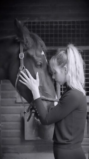 María Mera Instagram - “Levántame…
Abrázame…
Mantenme cerca…
Sana y a salvo …”
.
.
#liftmeup #horselove