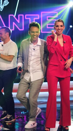 María Mera Instagram - 💥 #NoiteXigante ven hoxe cargado de mooooitas cousas ‼️

🎤 @lericamusic amenizarán toda a noite e participarán como xurado da primeira proba 🤔

🤑 3 novos concursantes loitarán por conseguir chegar á pantalla final e levarse o máximo posible de agasallos e cartos en metálico 🥳

🤣 @evitaiglesias cumple a súa penitencia 😳

📺 Ás 22:00 en Televisión de Galicia, #NoiteXigante13 con @maria_mera e @cesarromero_m e os grandísimos colaboradores @isi_tvg, @francanhotas e @evitaiglesias!