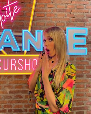 María Mera Instagram - Poñede a @tvgalicia que comezamos con @noitexigante !!!!!! E temos tres padriños que nos van facer rir moitísisimo !!!! @evitaiglesias @isi_tvg @francanhotas !!! E con @soyyomelody que non pode ser máis agradable e divertida !!! E por suposto o noso querido @cesarromero_m ❣️ Que disfrutedes moito véndonos!!!
.
.
#mariamera #presentadora #tv #television #concurshow #tvg #galicia