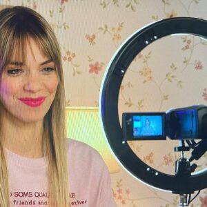 María Mera Instagram - Hi Rosiebabies !!!!! Aquí Rose de “Beauty by Rose” ! Por suposto sempre pegada ao teléfono como boa influencer !!!! 📺 Lembrade que hoxe ás 22:30 tedes cita coa Familia Freire na @tvgalicia con @ghuasapp !! Preparados para rir 🤣 ???
.
.
#mariamera #tvg #actriz #comedia