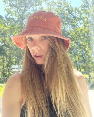 María Mera Instagram - Chegou o 🌞 e tamén o gorro VERBENA de @sonuntoxoemais !! Que ben me veu !!!! Ata podería levalo un día para presentar a @ligacantantes 😜🤣
.
.
#mariamera #sunnyday #instagood #galicia #verbena