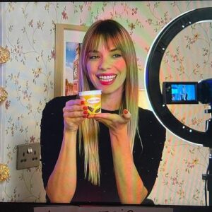 María Mera Instagram - Hi Rosiebabies !!!!! Aquí Rose de “Beauty by Rose” ! Por suposto sempre pegada ao teléfono como boa influencer !!!! 📺 Lembrade que hoxe ás 22:30 tedes cita coa Familia Freire na @tvgalicia con @ghuasapp !! Preparados para rir 🤣 ???
.
.
#mariamera #tvg #actriz #comedia