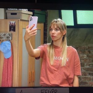 María Mera Instagram - Hi Rosiebabies !!!!! Aquí Rose de “Beauty by Rose” ! Por suposto sempre pegada ao teléfono como boa influencer !!!! 📺 Lembrade que hoxe ás 22:30 tedes cita coa Familia Freire na @tvgalicia con @ghuasapp !! Preparados para rir 🤣 ???
.
.
#mariamera #tvg #actriz #comedia
