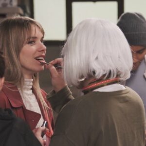 María Mera Instagram - 🎬 Antes de rodar, retoque de maquillaxe … Sí, así de marabillosa é Yoli !!! @fuchica @fuchicanatesta Unha perruca así non a pode lucir calquera 😂 Que gran equipo 💖
.
.
Serie @ghuasapp 
.
.
#mariamera #actress #actriz #tv #television #comedia #galicia #tvg