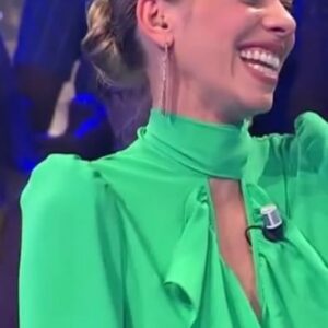 María Mera Instagram - 📺 ATAQUE DE RISA presentando “Lixo ou Tesouro” 🤣🤣🤣 … Hai momentos que serán INESQUECIBLES !! 
Sorte que teño unha risa contaxiosa verdade??? @albertodelpozotv @anton.cruces @doctorframe.es @missracnem
.
.
Camilo !!! @artbys_galeria_de_arte é o máis !!!♥️
.
.
#mariamera #presentadora #tv #television #momentazos #tvg #galicia @tvgalicia @basuraotesoroatv