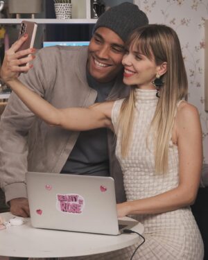 María Mera Instagram - E veña selfies !!!! 📸 🤣🩷 Rosa&John en @ghuasapp !!! Xa sabedes que podedes disfrutar desta comedia  cada domingo ás 22:30 na @tvgalicia , pero tamén podedes ver os capítulos na web de agalega.gal !!! Risas prometemos !!!
.
.
#mariamera #actriz #actress #comedia #ghuassap #tvg #galicia #rodaje