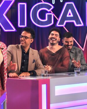 María Mera Instagram - Poñede a @tvgalicia !! Xa estamos en @noitexigante partíndonos de risa !!!! Normal con estes grandes!!! @evitaiglesias @isi_tvg e @francanhotas !!! E os @gemeliers !
.
.
#mariamera #presentadora #tv #television #sabado #concurshow #tvg