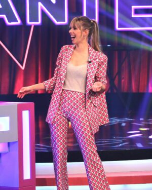 María Mera Instagram - Poñede a @tvgalicia !! Xa estamos en @noitexigante partíndonos de risa !!!! Normal con estes grandes!!! @evitaiglesias @isi_tvg e @francanhotas !!! E os @gemeliers !
.
.
#mariamera #presentadora #tv #television #sabado #concurshow #tvg