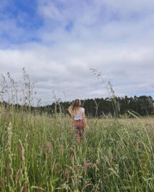 María Mera Instagram - 🍃 🍃 🍃 Feliz Noite de San Xoán !! Eu son máis de tarde …. 😂
.
.
#mariamera #galicia