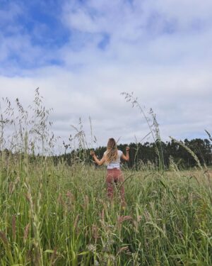 María Mera Instagram - 🍃 🍃 🍃 Feliz Noite de San Xoán !! Eu son máis de tarde …. 😂
.
.
#mariamera #galicia
