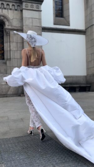 María Mera Instagram - 🤍 Venus de Blanco 🤍
@maria_mera

Deseño inspirado na nosa terra e na natureza, flores de sabugueiro, raíces, escuma de mar…..

Premios Mestre Mateo 2024 @academiagalegaa 
GRACIAS equipo !!!!!!
.
.
Deseño @de_los_aires 
Estilista @nataliaalcayde 
Maquillxe e Pelo @moi_freire_ 
Bordado ao aire @zeltiaaoaire 
Sombreiro artesanal @julia_vilarino_ 
Coidado da pel @anamancebo_ 
Coidado do pelo @juliagpeluqueria 

📸 @rayonubesol_photo 
.
.
 #mariamera #delosaires #venusdeblanco #artesaníadegalicia #modagalega #venusenblanco#premiosmestremateo24 #premiosmm24