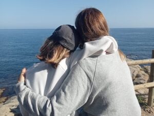 María Molins Instagram - Andar sin rumbo por estos lares..
O sentada junto a ti mirando el mar..
¿Algo más?
#amordora #madreehija 

Una de mis pasiones es andar…

🌿🍃🌊🌿🍃🌊🌿🍃🌊🌿🍃🌊

No tenir rumb, deixar-me sorprendre i mirar el mar amb tu..
#mareifilla 

🌿🍃🌊🌿🍃🌊🌿🍃🌊🌿🍃🌊

Walking aimlessly.. looking at the sea with you.. my lovely daughter 

#empordà #mar #paseosinrumbo #pasear #walkingaimlessly #sea #passejar #family #familytime #lovelydaughter #mareifilla #madreehija #mumanddaughter #weongsideofthetracks #entrevíasserie