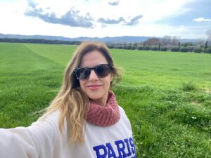 María Molins Instagram - Andar sin rumbo por estos lares..
O sentada junto a ti mirando el mar..
¿Algo más?
#amordora #madreehija 

Una de mis pasiones es andar…

🌿🍃🌊🌿🍃🌊🌿🍃🌊🌿🍃🌊

No tenir rumb, deixar-me sorprendre i mirar el mar amb tu..
#mareifilla 

🌿🍃🌊🌿🍃🌊🌿🍃🌊🌿🍃🌊

Walking aimlessly.. looking at the sea with you.. my lovely daughter 

#empordà #mar #paseosinrumbo #pasear #walkingaimlessly #sea #passejar #family #familytime #lovelydaughter #mareifilla #madreehija #mumanddaughter #weongsideofthetracks #entrevíasserie