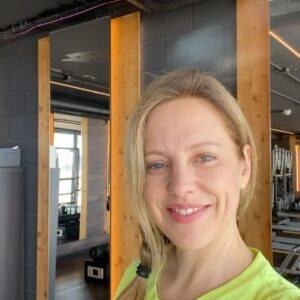 María Molins Instagram - Para mi lo más importante es quererse tengamos el cuerpo, la piel o la edad que tengamos (🙌).

Dicho esto, sabemos que a partir de los 40 años vamos perdiendo masa ósea tanto mujeres (por los cambios hormonales) como hombres. Estudios científicos han demostrado que el ejercicio de fuerza previene y ayuda a recuperar la masa ósea, mejorando nuestra salud y bienestar.
Tengo el privilegio de levantarme y ver el mar mientras hago mis ejercicios en un lugar maravilloso en @clubsclaror , uno de sus gimnasios, el marítim.

Otro de los elementos que vamos perdiendo es el colágeno, que tanto el ejercicio como una buena alimentación son básicos, pero yo he descubierto un método cero invasivo que se llama IPL, un láser de luz pulsada que he empecé a aplicarme y recomiendo en @clinica_alcolea (máxima confianza).

🏃‍♀️‍➡️🧎‍♀️‍➡️🤾‍♀️🧘‍♀️🏊🏻‍♀️🤽🏼‍♀️🧗‍♀️🤸‍♀️🏋️‍♀️🚴🏄‍♀️⛹🏿‍♀️🤼‍♀️

El més important i on crec que ens hem de focalitzar és en estimar-se un mateix independentment de com tinguem el cos, la pell o l’edat (🙌).
Dit això, estudis científics han demostrat que per prevenir la pèrdua de massa òssia que es produeix a partir dels 40 anys, és bò fer exercicis de força.
Tinc el privilegi de poder escollir entre els diferents gimnasos que té @clubsclaror . Al #clarormarítim faig els meus exercicis i classes davant del mar!

L’altre element que anem perdent és el col.làgen. A #clínicaalcolea, on tenen diferents tractaments, he estat provant un làser de llum pulsada que es diu IPL 🔝💕.

@clubsclaror @claroracasa 
 @clinica_alcolea 
@alejandra_svensson 
@salut_cat 
#gimnasio #gimnàs #clarorsardenya #clarorcartagena @can_caralleu #prevenir #salud #salut #healthylifestyle #health #beauty #bellesa #bellezaysalud #belleza #benestar #bienestar