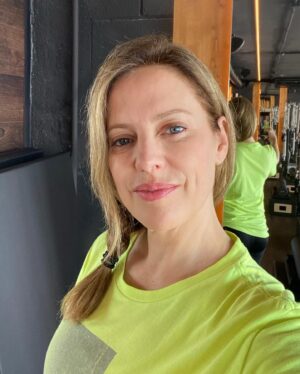 María Molins Instagram - Para mi lo más importante es quererse tengamos el cuerpo, la piel o la edad que tengamos (🙌).

Dicho esto, sabemos que a partir de los 40 años vamos perdiendo masa ósea tanto mujeres (por los cambios hormonales) como hombres. Estudios científicos han demostrado que el ejercicio de fuerza previene y ayuda a recuperar la masa ósea, mejorando nuestra salud y bienestar.
Tengo el privilegio de levantarme y ver el mar mientras hago mis ejercicios en un lugar maravilloso en @clubsclaror , uno de sus gimnasios, el marítim.

Otro de los elementos que vamos perdiendo es el colágeno, que tanto el ejercicio como una buena alimentación son básicos, pero yo he descubierto un método cero invasivo que se llama IPL, un láser de luz pulsada que he empecé a aplicarme y recomiendo en @clinica_alcolea (máxima confianza).

🏃‍♀️‍➡️🧎‍♀️‍➡️🤾‍♀️🧘‍♀️🏊🏻‍♀️🤽🏼‍♀️🧗‍♀️🤸‍♀️🏋️‍♀️🚴🏄‍♀️⛹🏿‍♀️🤼‍♀️

El més important i on crec que ens hem de focalitzar és en estimar-se un mateix independentment de com tinguem el cos, la pell o l’edat (🙌).
Dit això, estudis científics han demostrat que per prevenir la pèrdua de massa òssia que es produeix a partir dels 40 anys, és bò fer exercicis de força.
Tinc el privilegi de poder escollir entre els diferents gimnasos que té @clubsclaror . Al #clarormarítim faig els meus exercicis i classes davant del mar!

L’altre element que anem perdent és el col.làgen. A #clínicaalcolea, on tenen diferents tractaments, he estat provant un làser de llum pulsada que es diu IPL 🔝💕.

@clubsclaror @claroracasa 
 @clinica_alcolea 
@alejandra_svensson 
@salut_cat 
#gimnasio #gimnàs #clarorsardenya #clarorcartagena @can_caralleu #prevenir #salud #salut #healthylifestyle #health #beauty #bellesa #bellezaysalud #belleza #benestar #bienestar